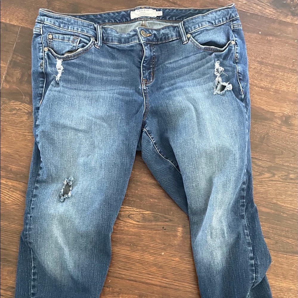 Torrid distressed boyfriend cropped jeans in size 22